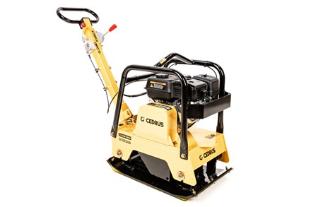 Dwukierunkowa zagęszczarka spalinowa Cedrus ZG06 122kg z widocznym mechanizmem rewersu i kołami