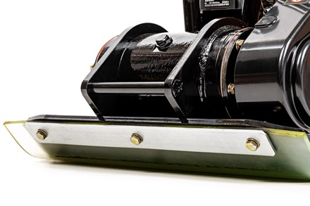 Zagęszczarka płytowa Cedrus ZG90L 90kg z silnikiem Loncin i zamontowaną matą ochronną do kostki