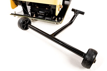 Dwukierunkowa zagęszczarka spalinowa Cedrus ZG06 122kg z widocznym mechanizmem rewersu i kołami