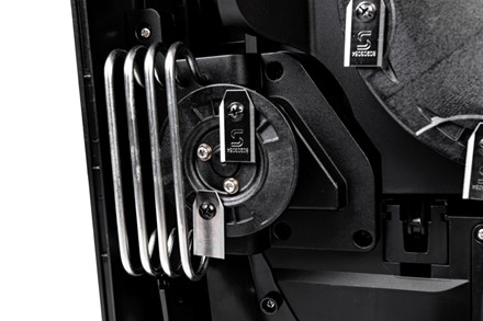  Robot koszący Sunseeker Elite X5 Gen 2 AWD pracujący na stromym zboczu.