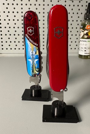 Podstawka pod otwieracz do kapsli w nożyku Victorinox wydrukowana w technologii 3D na biurku