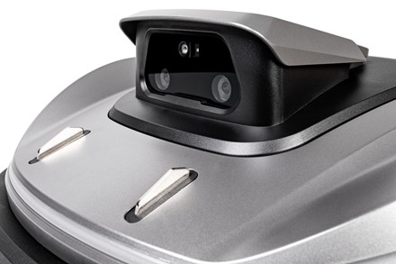  Robot koszący Sunseeker Elite X5 Gen 2 AWD pracujący na stromym zboczu.