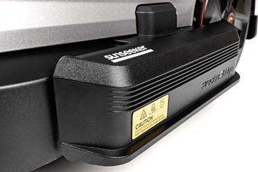 Robot koszący Sunseeker Elite X3 Gen 2 pracujący w ogrodzie bez przewodu ograniczającego.