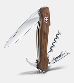 Scyzoryk Victorinox Wine Master Wood z korkociągiem i nożykiem do folii w drewnianej obudowie, nagrodzony Red Dot Award 2018.