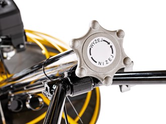 Spalinowa zacieraczka do betonu Cedrus ZC02 o średnicy 91 cm z silnikiem Loncin i rozłożonym ramieniem sterowniczym