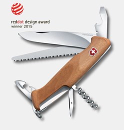 Scyzoryk Victorinox Ranger 55 z drewnianą rękojeścią, piłą do drewna, korkociągiem i otwieraczem. Nagrodzony Red Dot Design Award 2015.