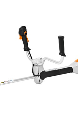 Kosa akumulatorowa STIHL FSA 200 z ergonomicznym oburęcznym uchwytem, widok z przodu na cały produkt, biało-pomarańczowa obudowa