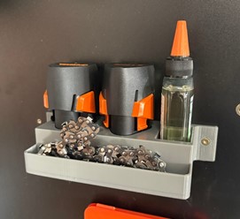 Uchwyt ścienny druk 3D na 2x akumulator AS 2, olej bio 50 ml oraz kieszeń na zapasowe łańcuchy do GTA 26