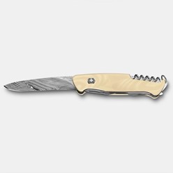 Scyzoryk Victorinox Ranger 55 Micarta Damast – limitowana edycja 2023. Wykonany ze stali Damasteel® z unikalnym wzorem „Dense Twist”.