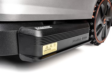  Robot koszący Sunseeker Elite X5 Gen 2 AWD pracujący na stromym zboczu.