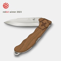 Scyzoryk Victorinox Evoke Wood z rękojeścią z drewna, zwycięzca Red Dot 2023. Elegancka konstrukcja z wysokiej jakości ostrzem ze stali nierdzewnej.