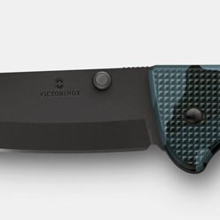 Scyzoryk Victorinox Evoke Alox w kamuflażowym wzorze z czarnym ostrzem. Jest to zwycięzca nagrody Red Dot 2023.