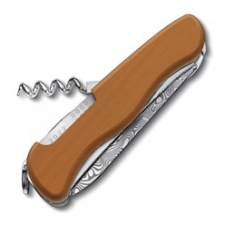 Scyzoryk Victorinox Damast Special Picknicker 2022 – limitowana edycja z ostrzem ze stali Damasteel® o wzorze „Baldur”, okładkami z drewna gruszy.