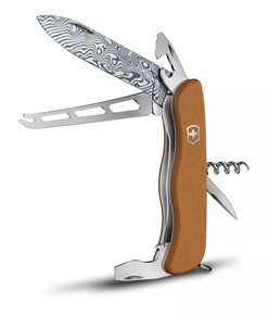 Scyzoryk Victorinox Damast Special Picknicker 2022 – limitowana edycja z ostrzem ze stali Damasteel® o wzorze „Baldur”, okładkami z drewna gruszy.