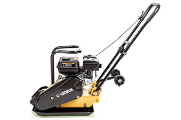 Zagęszczarka spalinowa Cedrus ZG80L 78kg z ramą ochronną silnika i zamontowanymi kołami transportowymi