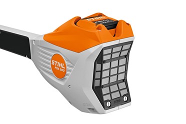 Kosa akumulatorowa STIHL FSA 200 z ergonomicznym oburęcznym uchwytem, widok z przodu na cały produkt, biało-pomarańczowa obudowa