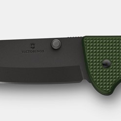 Scyzoryk Victorinox Evoke Alox w zielonym kamuflażowym wzorze z czarnym ostrzem.