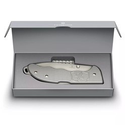 Scyzoryk Victorinox Evoke Alox w szarej rękojeści, z ostrzem ze stali nierdzewnej, zwycięzca w konkursie Red Dot 2023, z zawieszką z paracordu.