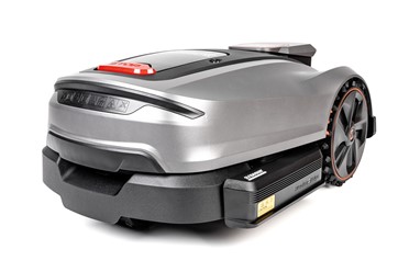  Robot koszący Sunseeker Elite X5 Gen 2 AWD pracujący na stromym zboczu.