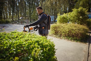 Nożyce akumulatorowe do żywopłotu marki STIHL. Jest to profesjonalne narzędzie ogrodnicze, które służy do przycinania żywopłotów i krzewów.