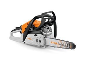 Pilarka STIHL MS 172 C-BE z olejem i butelką w promocyjnej ofercie.