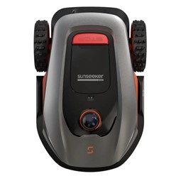  Robot koszący Sunseeker X4 Elite 1200 przygotowany do pracy w ogrodzie.