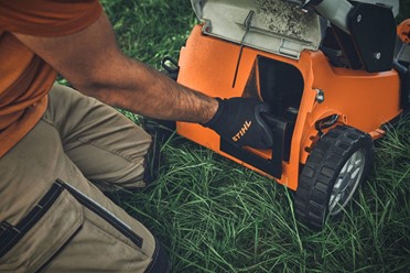Kosiarka akumulatorowa STIHL RMA 765 V z koszem na trawę – profesjonalna, bezprzewodowa kosiarka do dużych trawników