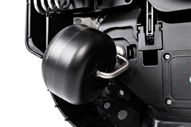 Robot koszący Sunseeker Elite X3 Gen 2 pracujący w ogrodzie bez przewodu ograniczającego.