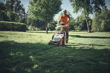 Kosiarka akumulatorowa STIHL RMA 765 V z koszem na trawę – profesjonalna, bezprzewodowa kosiarka do dużych trawników