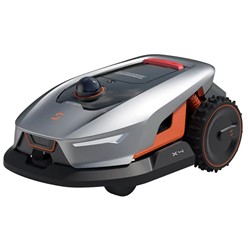  Robot koszący Sunseeker X4 Elite 1200 przygotowany do pracy w ogrodzie.