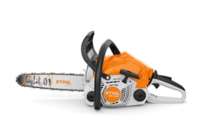 Pilarka STIHL MS 172 C-BE z olejem i butelką w promocyjnej ofercie.