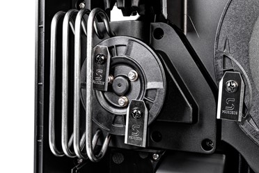 Robot koszący Sunseeker Elite X3 Gen 2 pracujący w ogrodzie bez przewodu ograniczającego.