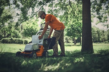 Kosiarka akumulatorowa STIHL RMA 765 V z koszem na trawę – profesjonalna, bezprzewodowa kosiarka do dużych trawników