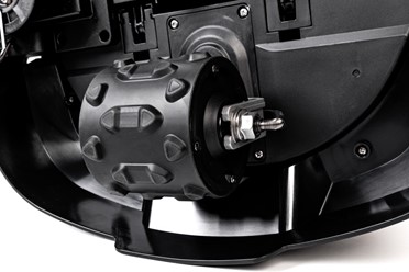  Robot koszący Sunseeker Elite X5 Gen 2 AWD pracujący na stromym zboczu.