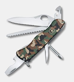 Scyzoryk Victorinox Trailmaster w zielonym kamuflażu, z piłą, dużym blokowanym ostrzem, otwieraczem do puszek i innymi funkcjami.