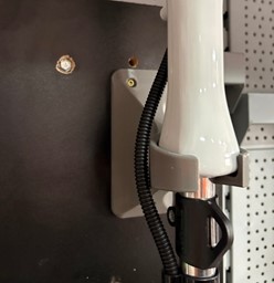 Uchwyt ścienny do kosy spalinowej STIHL FS 55 wykonany w technologii druku 3D - widok mocowania.