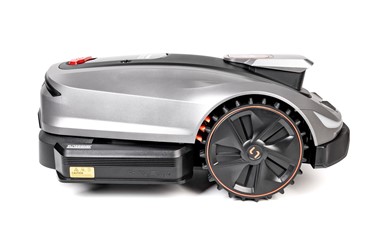  Robot koszący Sunseeker Elite X5 Gen 2 AWD pracujący na stromym zboczu.