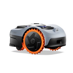 Bezprzewodowy robot koszący Segway Navimow i205 AWD pracujący w ogrodzie z gęstą roślinnością