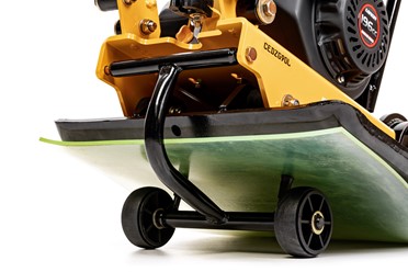 Zagęszczarka płytowa Cedrus ZG90L 90kg z silnikiem Loncin i zamontowaną matą ochronną do kostki