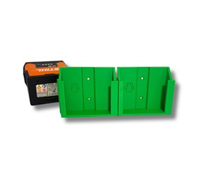 Modułowy uchwyt ścienny na akumulator STIHL AK 10 20 30 wydrukowany w technologii 3D zamontowany na ścianie w garażu