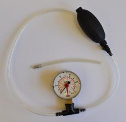 Ciśnieniomierz do szczelności silnika i gaźnika