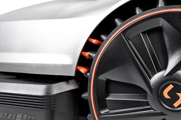  Robot koszący Sunseeker Elite X5 Gen 2 AWD pracujący na stromym zboczu.