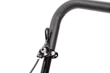 Zagęszczarka spalinowa Cedrus ZG80L 78kg z ramą ochronną silnika i zamontowanymi kołami transportowymi