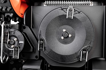 Robot koszący Sunseeker Elite X3 Gen 2 pracujący w ogrodzie bez przewodu ograniczającego.