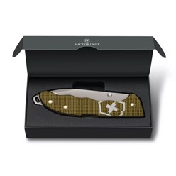 Scyzoryk Victorinox Evoke Alox z brązową rękojeścią, ostrzem ze stali nierdzewnej i linką.