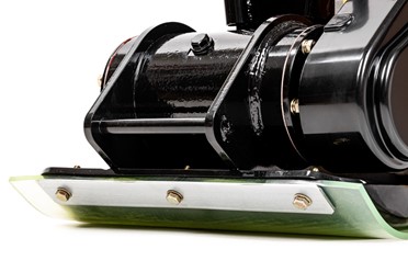 Zagęszczarka spalinowa Cedrus ZG80L 78kg z ramą ochronną silnika i zamontowanymi kołami transportowymi