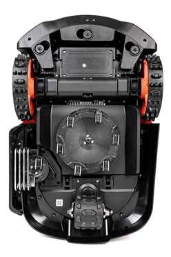  Robot koszący Sunseeker Elite X5 Gen 2 AWD pracujący na stromym zboczu.