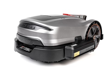 Robot koszący Sunseeker Elite X3 Gen 2 pracujący w ogrodzie bez przewodu ograniczającego.