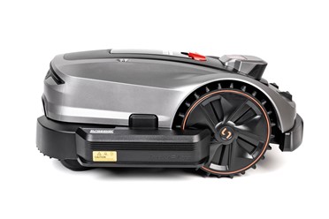 Robot koszący Sunseeker Elite X3 Gen 2 pracujący w ogrodzie bez przewodu ograniczającego.