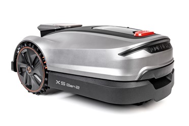  Robot koszący Sunseeker Elite X5 Gen 2 AWD pracujący na stromym zboczu.